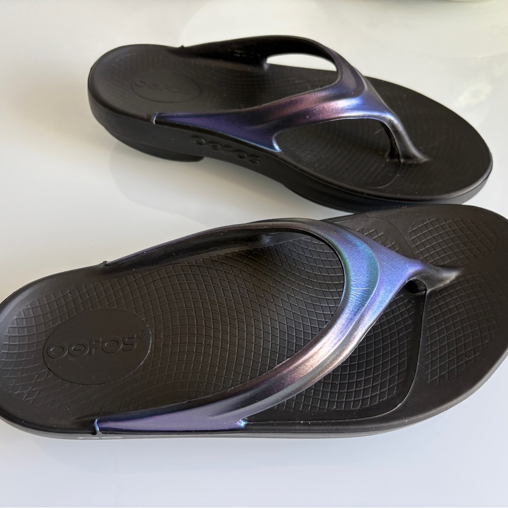 OOFOS Women's Sandals in Black and Iridescent Purple